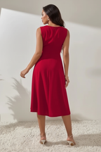  Détails dos de la Robe Midi Sans Manches Détails Perles Black-Coat rouge - montrant la silhouette flatteuse et la longueur midi sophistiquée