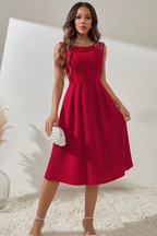 Mannequin portant la Robe Midi Sans Manches Détails Perles Black-Coat rouge - vue de face montrant l'encolure ronde et les perles décoratives sur les épaules