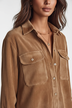 Robe midi velours côtelé camel boutonnée style chemise vintage - détail rapproché montrant la texture côtelée luxueuse du tissu, poche poitrine à rabat, qualité des boutons, finition du col, artisanat des détails - BLACK-COAT