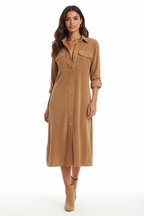 Robe midi velours côtelé camel boutonnée style chemise vintage - vue de face montrant la silhouette complète, poches poitrine à rabat, boutonnage intégral, col chemise, manches longues, longueur midi, texture côtelée riche - BLACK-COAT