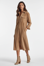 Robe midi velours côtelé camel boutonnée style chemise vintage - vue trois-quarts à 45 degrés montrant la dimension du vêtement, poches poitrine à rabat visibles, boutonnage latéral, coupe structurée, longueur midi élégante, texture côtelée riche du tissu - BLACK-COAT