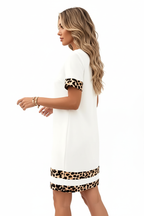 Robe mini col rond imprimé léopard blanche - vue de profil opposé avec bras légèrement étendus montrant silhouette complète accents imprimé léopard et longueur mini flatteuse - BLACK-COAT