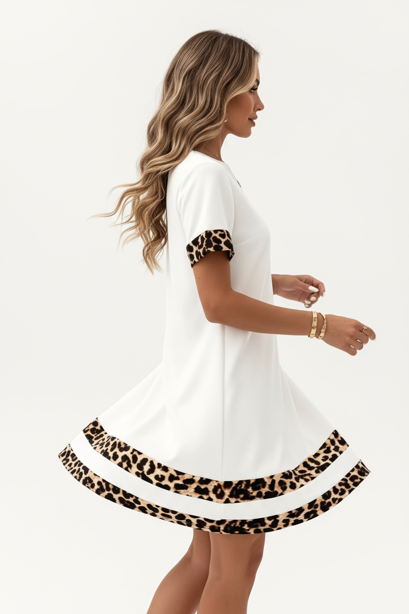  Robe mini col rond imprimé léopard blanche - vue de profil latéral capturant le mouvement de rotation dynamique avec détails léopard sur manches et ourlet et jupe mini fluide en mouvement - BLACK-COAT