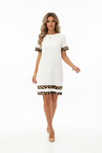 Robe mini col rond imprimé léopard blanche - vue de face montrant mannequin en mouvement de marche naturelle avec encolure ronde manches courtes à revers léopard corps blanc et bandes horizontales léopard à l'ourlet - BLACK-COAT