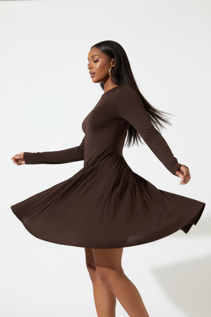  Robe Mini Col Rond à Manches Longues Black-Coat marron en mouvement - capture dynamique montrant l'amplitude de la jupe plissée