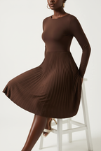 Robe Mini Col Rond à Manches Longues Black-Coat marron - pose assise montrant le drapé élégant de la jupe plissée