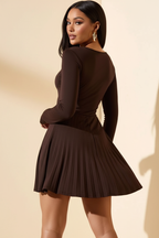  Détails dos de la Robe Mini Col Rond à Manches Longues Black-Coat marron - montrant la silhouette flatteuse et l'élégance intemporelle