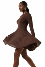  Robe Mini Col Rond à Manches Longues Black-Coat marron - vue trois-quarts en mouvement révélant la fluidité de la jupe plissée et la coupe ajustée