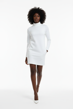  Robe Mini Col Roulé Black-Coat blanche - vue dynamique en marche illustrant le confort et l'allure confiante avec main dans la poche