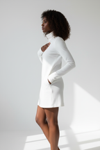  Robe Mini Col Roulé Black-Coat blanche - vue de profil dévoilant la longueur mini et le détail du col roulé sophistiqué