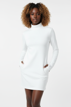  Mannequin portant la Robe Mini Col Roulé à Manches Longues Black-Coat blanche - vue de face montrant le col roulé élégant et les poches pratiques