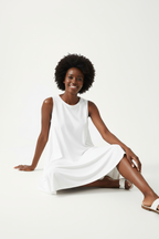  Robe Mini Fluide Sans Manches Black-Coat blanche - pose assise montrant le drapé confortable et la polyvalence de la robe