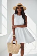 Mannequin portant la Robe Mini Fluide Sans Manches Black-Coat blanche - vue de face montrant l'encolure avec bordure rayée et la coupe fluide décontractée