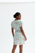  Détails dos de la Robe Mini Imprimée Black-Coat imprimé feuilles - montrant la taille froncée et la longueur mini élégante