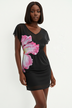  Robe Mini Imprimée Black-Coat fleur rose - angle diagonal révélant les détails de l'imprimé floral rose sur fond noir