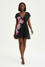 Robe Mini Imprimée Black-Coat fleur rose - vue en marche illustrant l'élégance moderne et l'allure confiante