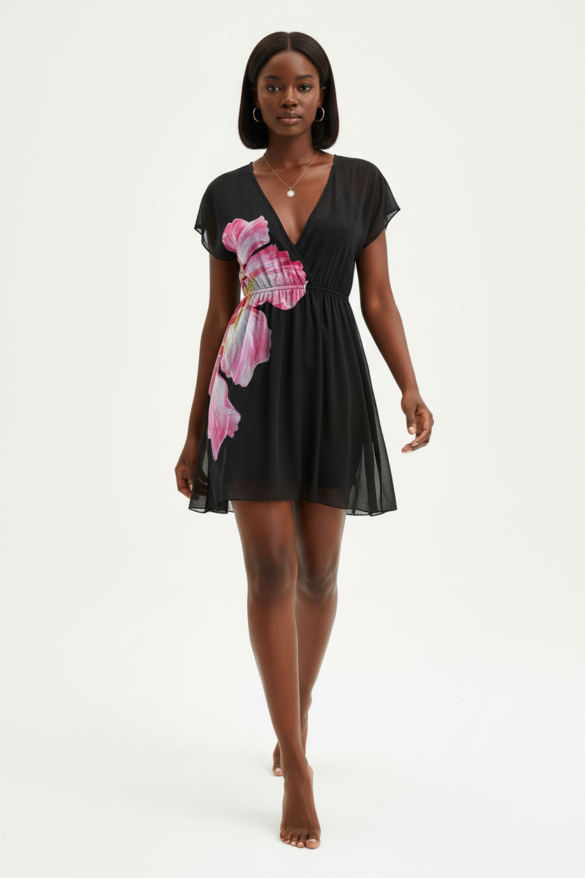 Robe Mini Imprimée Black-Coat fleur rose - vue en marche illustrant l'élégance moderne et l'allure confiante