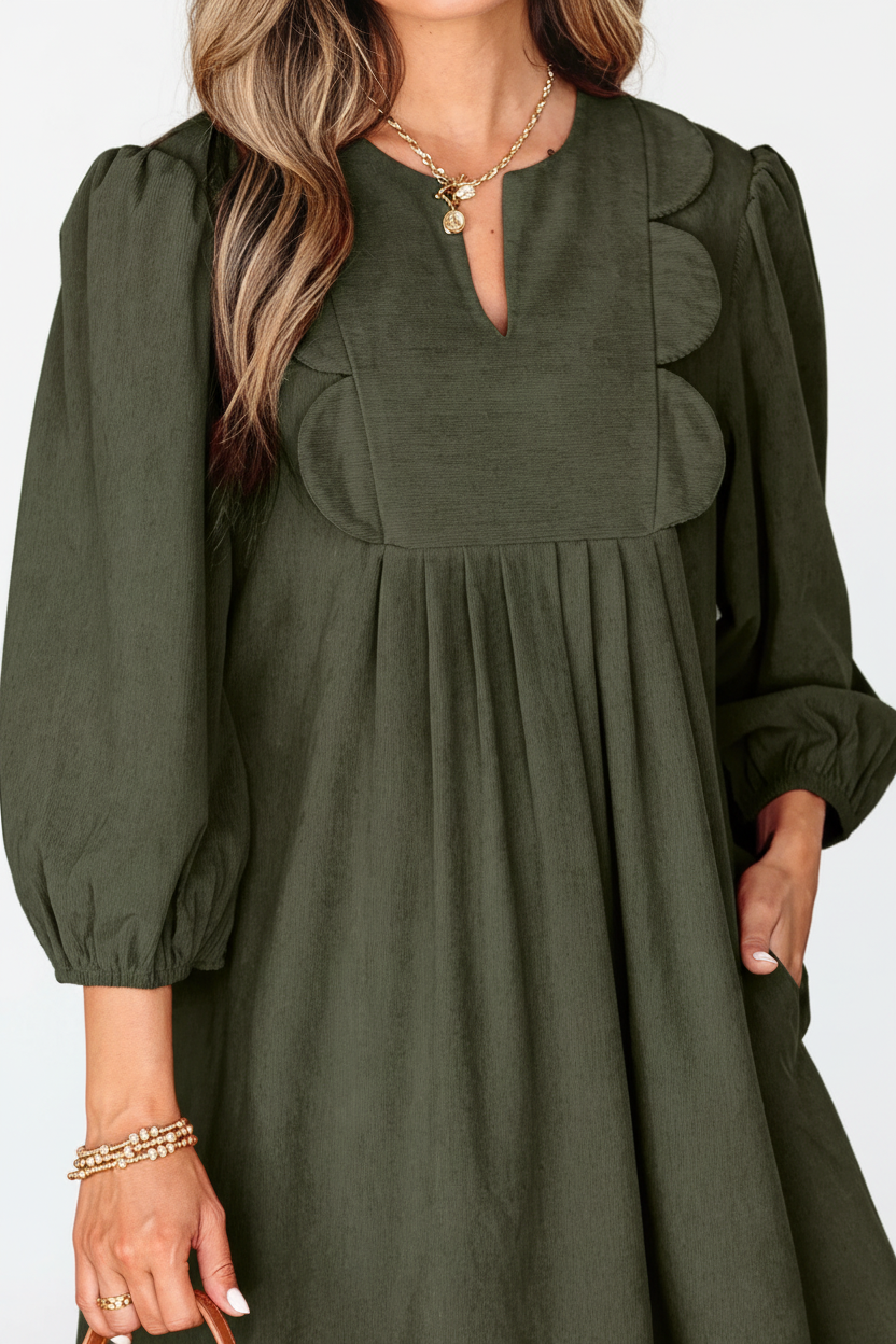 Robe mini velours côtelé plissé vert mousse manches bracelet détails festonnés - détail rapproché de l'encolure en V et corsage montrant la texture côtelée du buste, qualité du tissu, coupe flatteuse du haut - BLACK-COAT