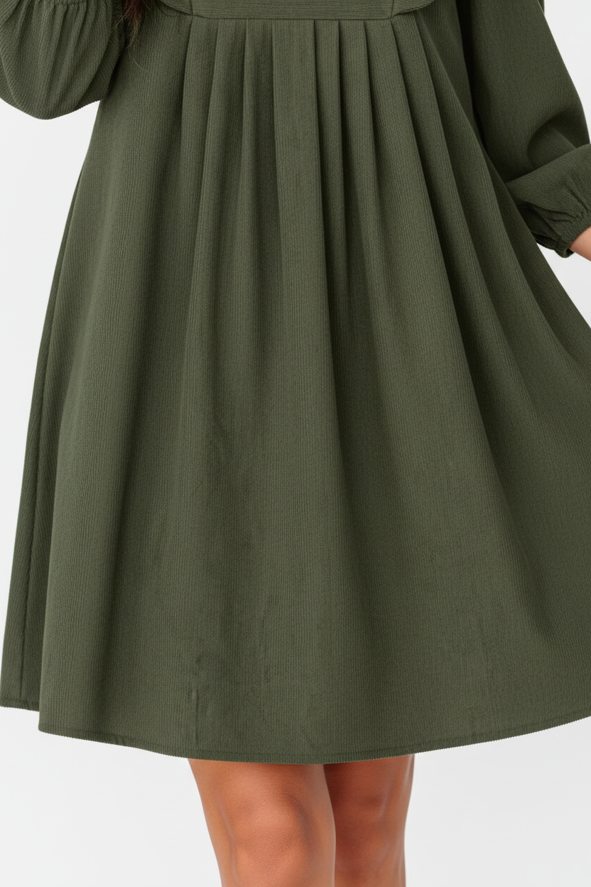  Robe mini velours côtelé plissé vert mousse manches bracelet détails festonnés - détail rapproché de la jupe plissée structurée montrant les plis élégants créant du mouvement, texture côtelée, longueur mini, tombé gracieux - BLACK-COAT