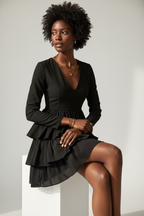 Robe Mini à Volants Étagés Col V Black-Coat - pose assise montrant le drapé élégant et la polyvalence de la robe