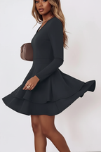  Robe Mini à Volants Étagés Col V Black-Coat - vue trois-quarts en mouvement révélant la fluidité des volants étagés et la coupe moderne