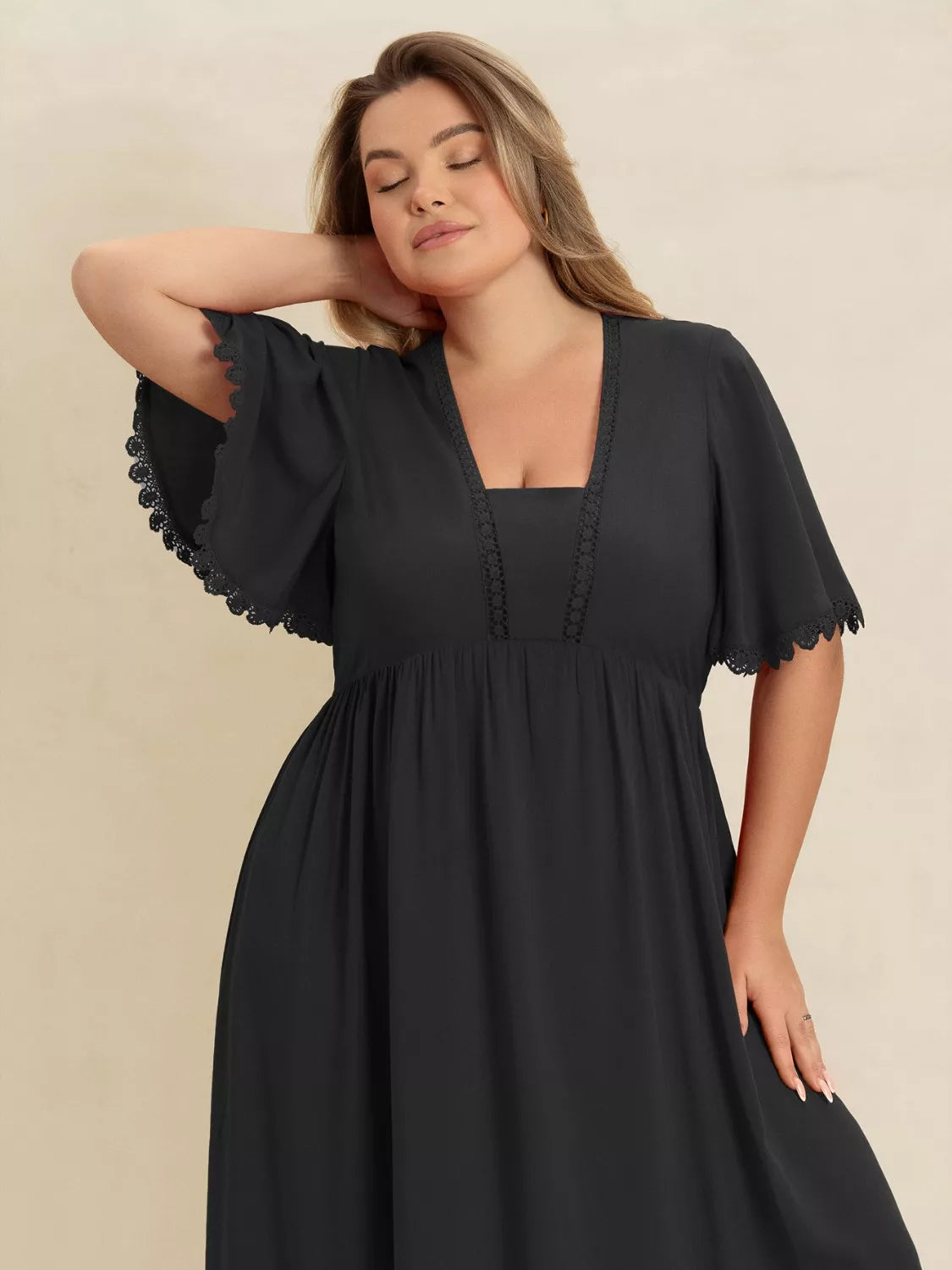  Robe Maxi Boho à Volants Black-Coat noire grande taille - vue trois-quarts révélant la silhouette fluide et les détails de volants bohèmes