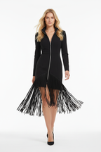 Robe noire avec fermeture éclair et franges dramatiques - pose en mouvement de face illustrant le mouvement fluide des franges - BLACK-COAT