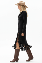 Robe noire avec fermeture éclair et franges dramatiques - vue de profil opposé montrant la fente latérale et l'élégance de la coupe - BLACK-COAT