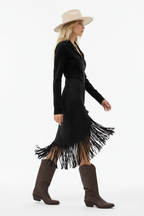  Robe noire avec fermeture éclair frontale, col, manches longues et franges dramatiques - vue de profil révélant la fente latérale et le mouvement des franges - BLACK-COAT