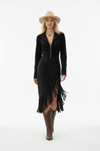  Robe noire avec fermeture éclair frontale, col, manches longues et franges dramatiques à l'ourlet - vue de face montrant la silhouette complète et le style western rock - BLACK-COAT