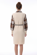 Robe pull beige en maille côtelée avec col et manches chemise à carreaux marron, ceinture à la taille - vue de dos montrant la coupe fluide et les finitions soignées - BLACK-COAT