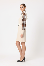 Robe pull beige avec col et manches chemise à carreaux, ceinture à la taille - vue de profil opposé montrant la coupe flatteuse et les détails de ceinture - BLACK-COAT