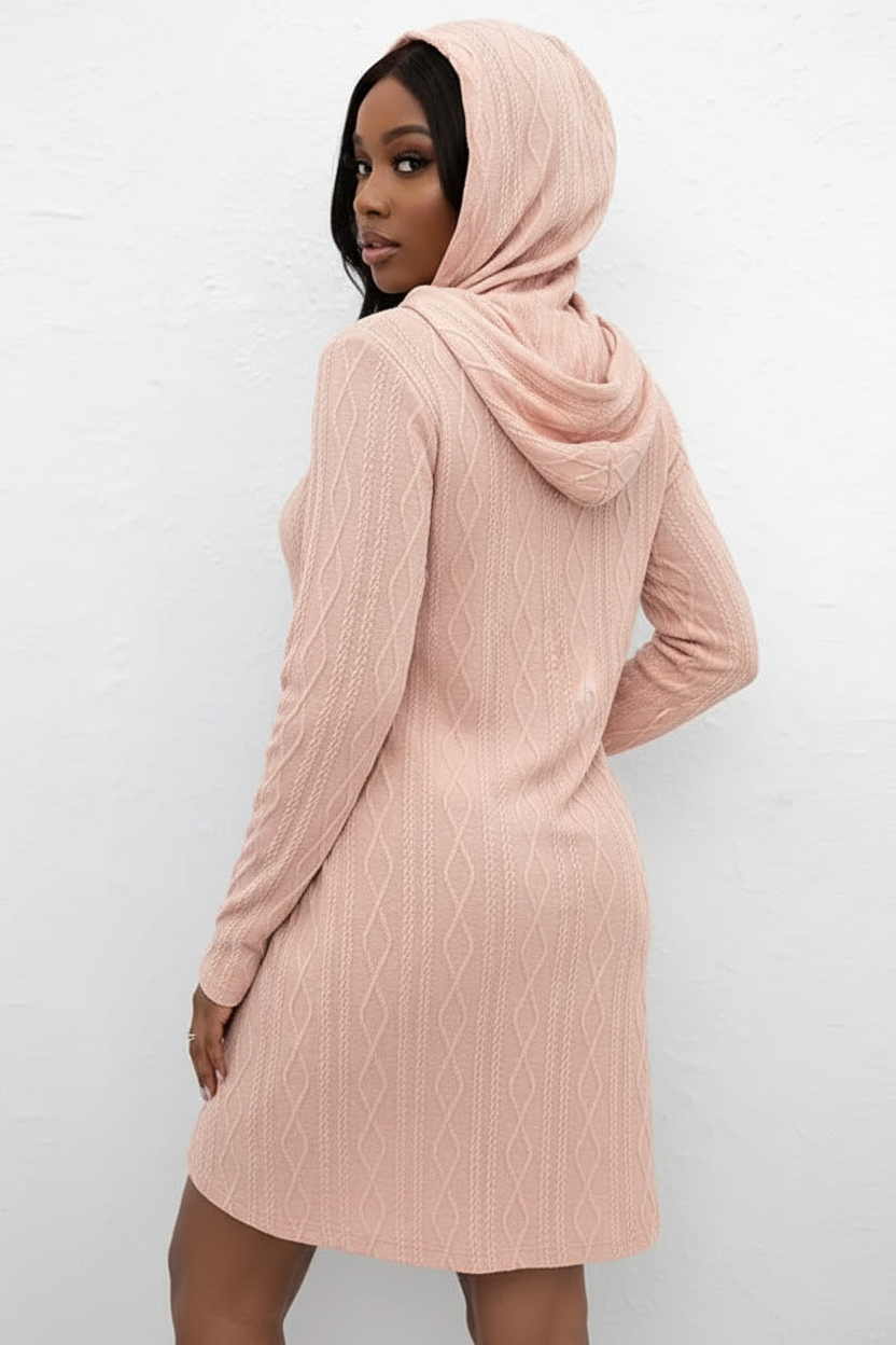  Robe pull tricot câble à capuche Black-Coat - vue de dos dévoilant la capuche et la coupe longue élégante 