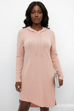 Robe pull tricot câble à capuche Black-Coat - vue de face montrant le motif torsadé rose poudré et la capuche avec cordon