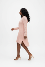 Robe pull tricot câble à capuche Black-Coat - vue de profil révélant la silhouette fluide et la texture du tricot »