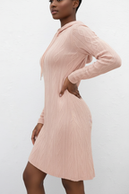  Robe pull tricot câble à capuche Black-Coat - vue latérale complète montrant la coupe ajustée et la ligne moderne