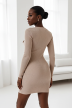  Détails dos de la Robe Pull Mini Moulante Côtelée Black-Coat beige - montrant la texture côtelée et l'ajustement bodycon élégant