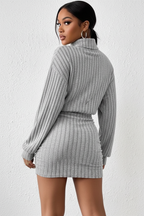  Robe pull mini moulante col roulé côtelée Black-Coat - vue de dos dévoilant la ligne épurée et le tricot côtelé