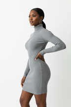 Robe pull mini moulante col roulé côtelée Black-Coat - vue latérale complète montrant la coupe bodycon flatteuse 