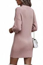 Robe pull rose poudré en maille côtelée avec col montant - vue de profil opposé montrant la coupe flatteuse et l'élégance de la silhouette - BLACK-COAT