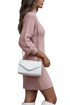  Robe pull rose poudré en maille côtelée avec col montant et manches longues - vue de profil révélant la coupe cintrée et la longueur mini - BLACK-COAT