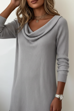 Gros plan détails : Robe pull en tricot côtelé gris avec col drapé - gros plan détaillé sur le col drapé architectural ajoutant raffinement moderne et sophistication, la texture luxueuse des côtes verticales créant effet sculptant, et la qualité du tricot doux enveloppant - BLACK-COAT