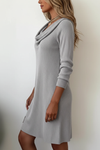  Vue de profil : Robe pull en tricot côtelé gris avec col drapé élégant - vue de profil révélant le tombé gracieux du col drapé créant dimension sophistiquée, la texture côtelée verticale allongeant visuellement la silhouette, et le confort enveloppant du tricot doux de qualité premium - BLACK-COAT