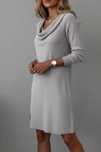 Vue trois-quarts : Robe pull tricot côtelé gris col drapé élégant - vue trois-quarts montrant l'ensemble de la silhouette sophistiquée décontractée, le style polyvalent facile à accessoiriser, et l'élégance intemporelle de cette pièce basique essentielle disponible en tailles S à 2XL - BLACK-COAT