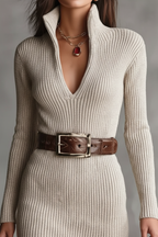 Robe pull grande taille en tricot côtelé beige crème avec col montant à fermeture éclair et ceinture en cuir marron - vue de face montrant la texture côtelée verticale sculptante créant lignes allongeantes, le col montant zippé moderne et ajustable, la ceinture marquant la taille avec élégance et la longueur midi sophistiquée - BLACK-COAT