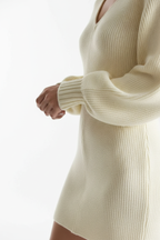  Robe pull col V manches longues tricot abricot crème - détail rapproché des manches longues montrant les poignets, texture tricot douce sur les manches, couverture confortable chaleureuse, coupe ajustée - BLACK-COAT
