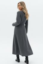 Robe pull tricot boutonnée gris foncé - vue arrière trois-quarts avec mannequin regardant par-dessus l'épaule montrant design dos lisse texture tricot côtelé et drapé élégant de la robe midi - BLACK-COAT