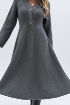 Robe pull tricot boutonnée gris foncé - gros plan du bas de robe de la taille au mi-mollet montrant jupe midi tricot côtelé en mouvement avec texture stretch confortable et silhouette A-line - BLACK-COAT