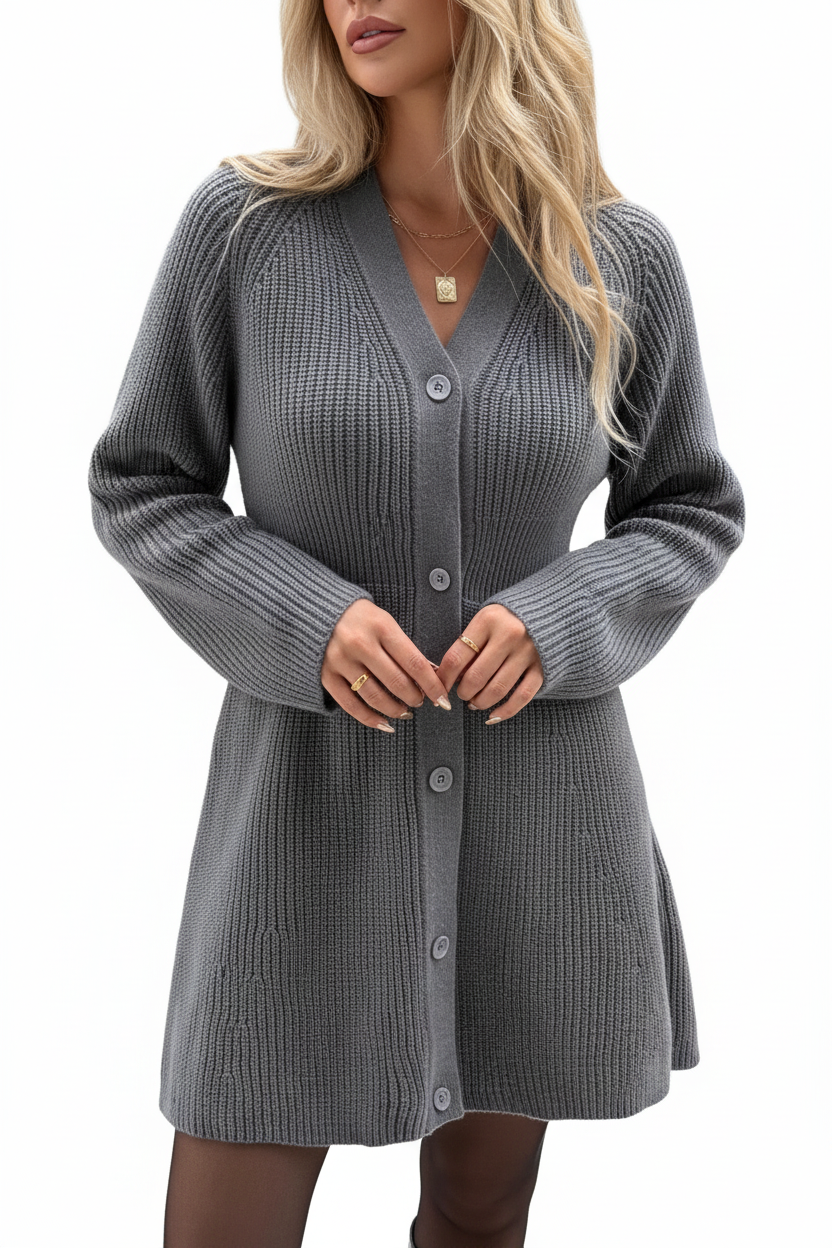 Robe pull tricot boutonnée gris foncé - gros plan du buste montrant détails de l'encolure V fermeture boutonnée fonctionnelle texture tricot côtelé et manches longues avec mannequin en léger mouvement - BLACK-COAT