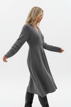 Robe pull tricot boutonnée gris foncé - vue de profil opposé avec bras légèrement étendus montrant silhouette complète texture tricot côtelé et longueur midi - BLACK-COAT